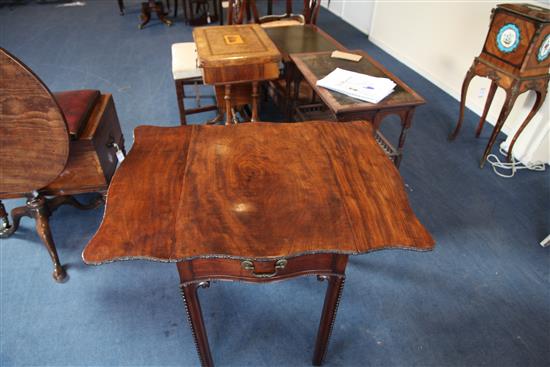 A George III mahogany butterfly Pembroke table, W.2ft 2in. H.2ft 4in.